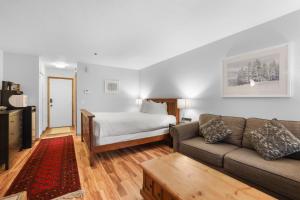 un salon avec un canapé et un lit dans l'établissement Kirkwood Retreat - 2 Bedroom Condo condo, à Kirkwood 19 autres photos