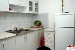 Kuchyň nebo kuchyňský kout v ubytování Apartment Sucuraj 136b