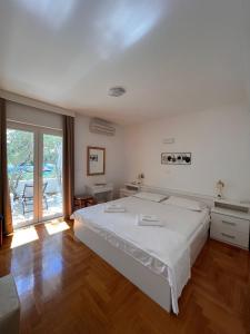 Posteľ alebo postele v izbe v ubytovaní Apartments by the sea Hvar - 4591