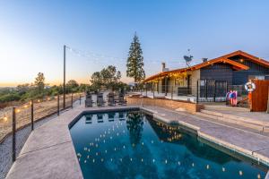 Πισίνα στο ή κοντά στο 4000 SF, 20 Acre Gated Luxe Estate, Game Room, Pano View, Pool, Spa