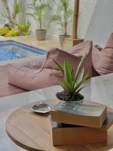 ein Buch auf einem Tisch mit einer Topfpflanze darauf in der Unterkunft Best Location! 2BR Canggu Villa, 5 Mins to Beach & Hotspots in Canggu + 34 Fotos
