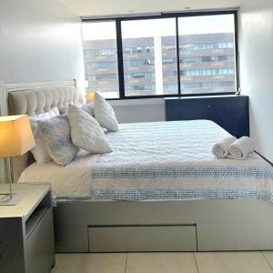 グアヤキルにあるSuite en Puerto Santa Ana ,Torres Belliniのベッドルーム1室(枕付きのベッド1台、窓付)