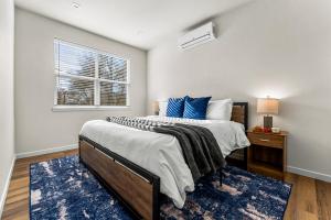 En eller flere senge i et værelse på The Downtown Loft - Pet Friendly - NEW BUILD ADU + 16 billeder