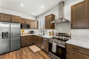 Køkken eller tekøkken på The Downtown Loft - Pet Friendly - NEW BUILD ADU