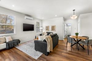 Et tv og/eller underholdning på The Downtown Loft - Pet Friendly - NEW BUILD ADU