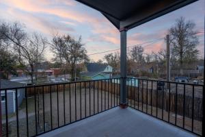 Swimmingpoolen hos eller tæt på The Downtown Loft - Pet Friendly - NEW BUILD ADU