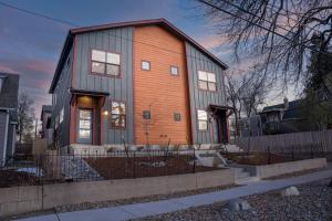 ein großes Haus mit einer Orange in der Unterkunft The Downtown Duplex - Pet Friendly - NEW BUILD in Colorado Springs