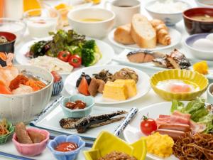 un tavolo con molti piatti di cibo sopra di Hotel Daiheigen a Otofuke