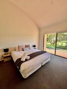 En eller flere senge i et værelse på Coastal Retreat at Cape Schanck