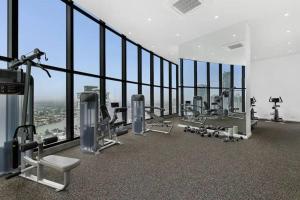 een fitnessruimte met uitzicht op de stad bij Level 70 Penthouse with Sky high Views in Gold Coast