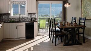 eine Küche mit einem Holztisch mit Stühlen und einem Esszimmer in der Unterkunft Klippers Guest Suites in Cawston