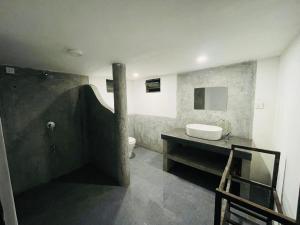 ein Badezimmer mit Waschbecken und Toilette in der Unterkunft Berg house mirissa in Mirissa