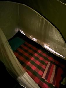 - un lit avec une couette et une couverture colorée dans l'établissement Sri Craft Algama, à Warakapola