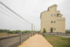 a large brick building next to a wall at 98Guesthouse in Jincheng