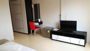 TV a/nebo společenská místnost v ubytování S2S Queen Trang Hotel