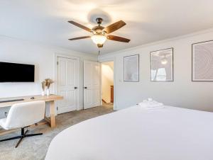 クリーブランドにあるUpscale Historic Home near Downtown, Hall of Fame, Beach, Arenasのベッドルーム(シーリングファン、デスク付)