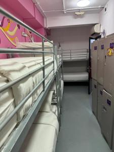 Llit o llits en una habitació de Checkers Hostel