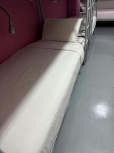 Llit o llits en una habitació de Checkers Hostel