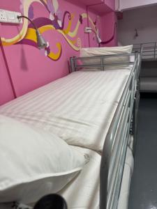 Llit o llits en una habitació de Checkers Hostel