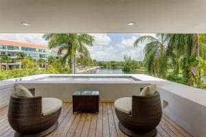 Πισίνα στο ή κοντά στο Dream House with private Deck in Puerto Aventuras