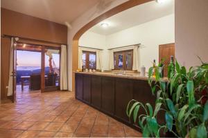 Ο χώρος του λόμπι ή της ρεσεψιόν στο Rancho San Lorenzo - 2 Br house in authentic Ranch - Casa Bugambilias