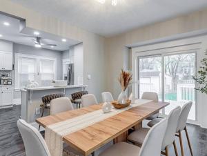 une cuisine et une salle à manger avec une table et des chaises en bois dans l'établissement Upscale Home near Downtown Cle, R&R HoF, Beach, Arena, à Cleveland