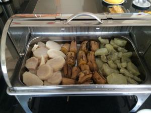 a pan filled with bananas and mushrooms and vegetables at Hotel Caju de Ouro in Feira de Santana +24 photos