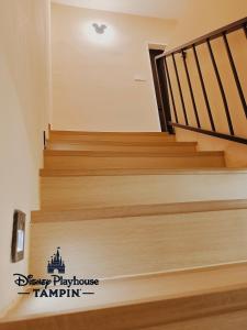 una escalera en una casa con pisos de madera en Disney Playhouse Tampin AFamosa Melaka Alor Gajah, en Tampin 17 fotos más