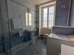 łazienka z umywalką i prysznicem w obiekcie Gîte familial avec jardin au bord de l'eau, terrasses, vélo, jeux, proche Charente, WiFi inclus - FR-1-653-189 w mieście Saint-Genis-dʼHiersac +22 zdjęcia