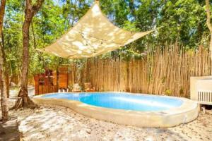 Bazén v ubytování Loft Cabins In Cenotes Natural Park Tulum nebo v jeho okolí