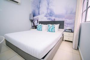 Postel nebo postele na pokoji v ubytování Swing & Pillows - USJ Taipan