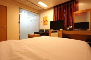 um quarto de hotel com uma cama e uma cadeira em Prince Hotel em Seul