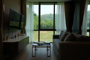 TV a/nebo společenská místnost v ubytování Oabkod At Forest Khaoyai