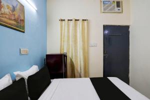 Postel nebo postele na pokoji v ubytování Super Hotel O Malviya Nagar Inn