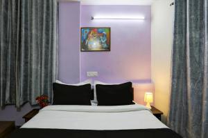 Postel nebo postele na pokoji v ubytování Super Hotel O Malviya Nagar Inn