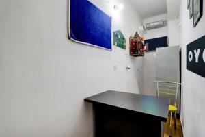 TV a/nebo společenská místnost v ubytování Super Hotel O Malviya Nagar Inn