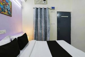 Postel nebo postele na pokoji v ubytování Super Hotel O Malviya Nagar Inn