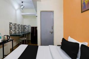 Postel nebo postele na pokoji v ubytování Super Hotel O Malviya Nagar Inn