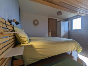 a bedroom with a large bed with yellow sheets at Gîte rural Vosges, 6 pers., WiFi, parking, vélos bienvenue - FR-1-589-760 in Fresse-sur-Moselle +16 photos