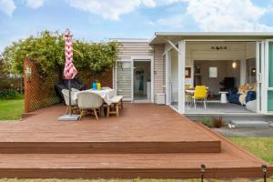 Un jardín fuera de Coastal Comfort Spacious 3BR Getaway in Redcliffs