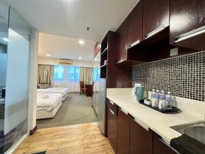哥打京那巴鲁South China Sea Place by Kinabina Homestay的酒店客房设有厨房和卧室