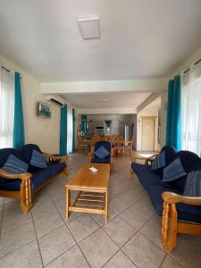 Posezení v ubytování Villa Ray Manta 3-Bedroom 5mins Walk to Beach - LB1