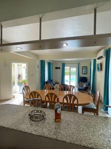 Khu vực ghế ngồi tại Villa Ray Manta 3-Bedroom 5mins Walk to Beach - LB1
