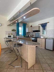 Kuchyň nebo kuchyňský kout v ubytování Villa Ray Manta 3-Bedroom 5mins Walk to Beach - LB1 + 26 fotografií