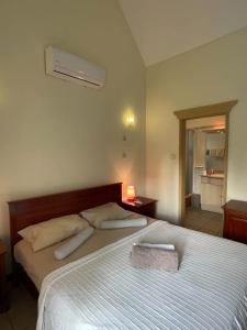 Giường trong phòng chung tại Villa Ray Manta 3-Bedroom 5mins Walk to Beach - LB1