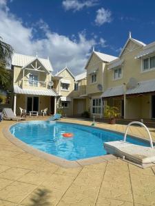 a swimming pool with a frisbee in the middle at Freshly Renovated - 3 Bedroom Villa 5min Walk to Beach - LB3 in Flic-en-Flac