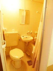 京都市にある京都うら～らかゲストハウスのトイレと洗面台のある小さなバスルーム +18枚の写真