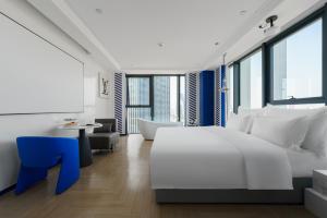 Ένα ή περισσότερα κρεβάτια σε δωμάτιο στο Rongjing Bay Hotel +83 φωτογραφίες