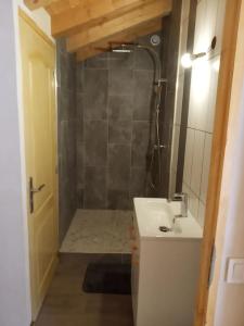 Ένα μπάνιο στο Appartement confortable à Séez de 70 m² avec balcon