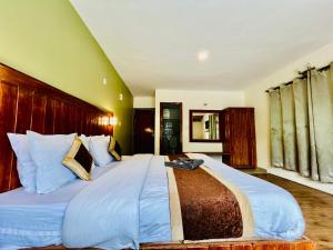 Una cama o camas en una habitación de Hotel The Sliver land # Mountain view # River view # Near Volvo Bus Stand # Family Hotel # Open Terrace